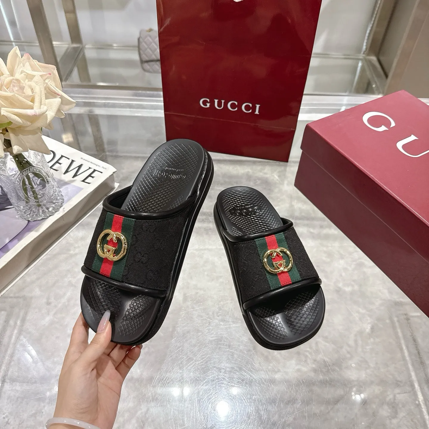 👑 Men's Shoes 420💰 New Summer Men's Slip-On Slides This piece is inspired by the summer spirit and beach clubs of the Italian coast and is part of Gucci Lido. The Pre-Fall collection reinterprets the brand's signature elements and sophisticated patterns in a contemporary way. Made from black rubber, these flat sandals feature a slip-on design that reinterprets the brand's distinctive green and red web design.  GG Classic Upper Men's Molded Rubber Footbed GG Gold Hardware Logo Flat Made in Italy Size: Men's 40 to 47,